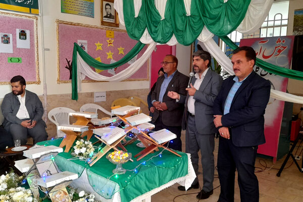 برگزاری محفل انس با قرآن در دبستان دخترانه شاهد صمیمی شهرستان آباده