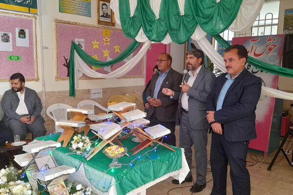 برگزاری محفل انس با قرآن در دبستان دخترانه شاهد صمیمی شهرستان آباده