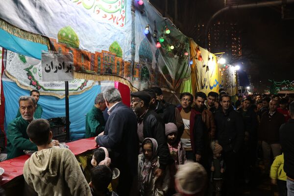 خیابان امام رضا(ع)  مشهد مملو از جمعیت در جشن باشکوه شب نیمه شعبان