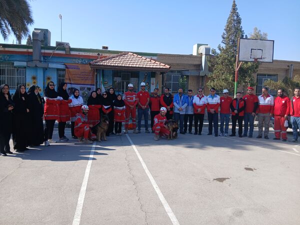 بیست‌وهفتمین مانور سراسری زلزله و ایمنی در مدرسه شهید دهقان ناحیه 2 یزد