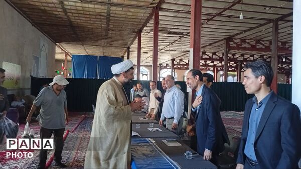 برپایی میز خدمت با حضور مسئولان دستگاه‌های اجرایی شهرستان ملایر 
