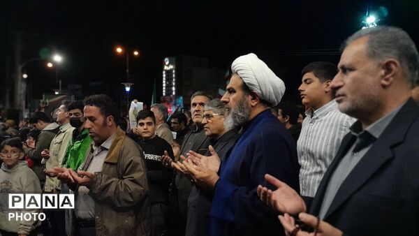 میدان امام خمینی (ره) شهرستان کوهدشت غرق در شور مردمی