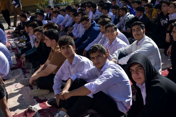 جشن روز دانش‌آموز در دبیرستان امام خمینی (ره) با حضور مسئولان، ورزشکاران و هنرمندان برگزار شد