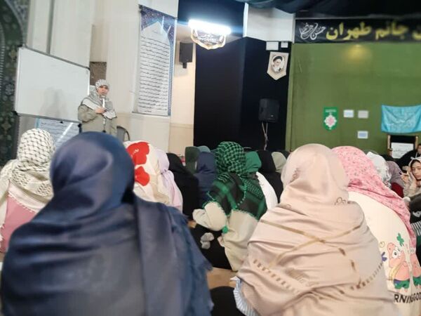 مراسم اعتکاف دانش‌آموزی در مسجد ۷۲ تن