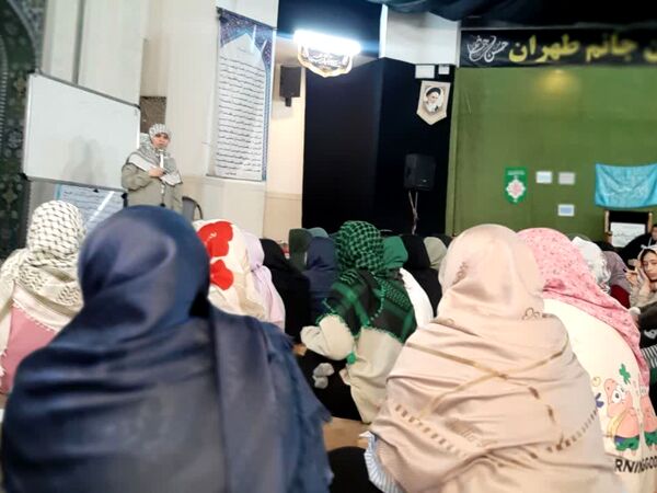 مراسم اعتکاف دانش‌آموزی در مسجد ۷۲ تن