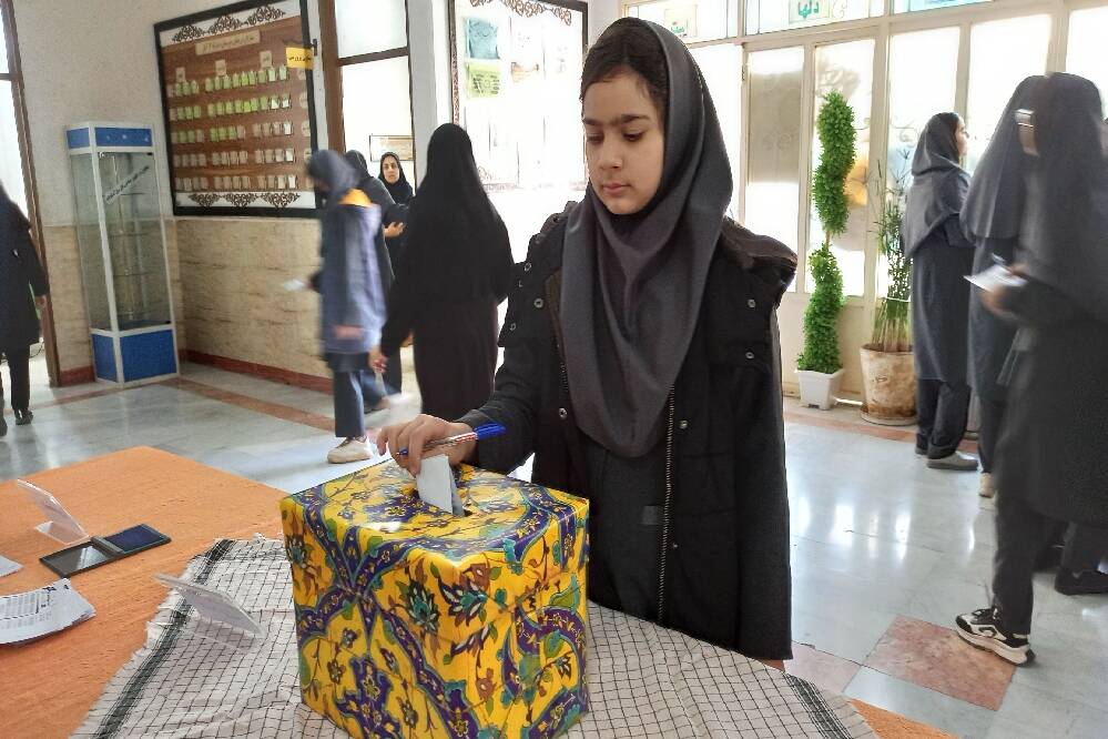 حضور پر شور دانش‌آموزان در انتخابات شورای دانش‌آموزی دبیرستان دخترانه ۱۳ آبان