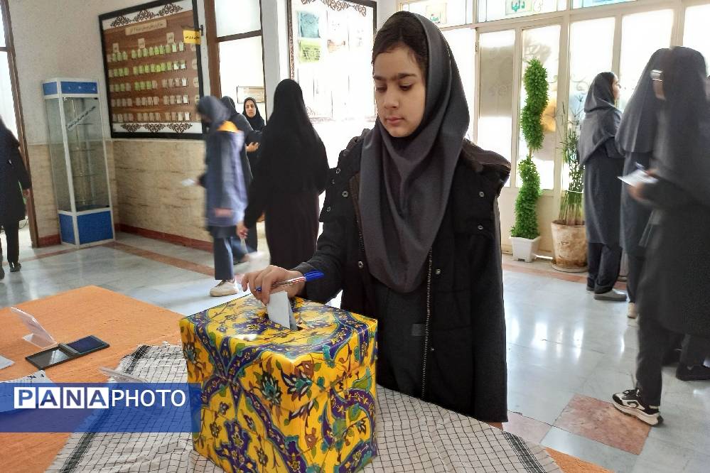 حضور پر شور دانش‌آموزان در انتخابات شورای دانش‌آموزی دبیرستان دخترانه ۱۳ آبان