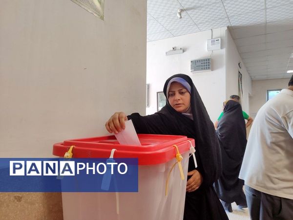 مرحله دوم انتخابات ریاست‌جمهوری باحضور مردم ولایت‌مدار مشهد در هنرستان ایراندخت 