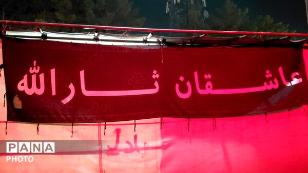 در سوگ یاور غریب؛ تجمع عظیم عزاداران در قاسم‌آباد مشهد در شب تاسوعا