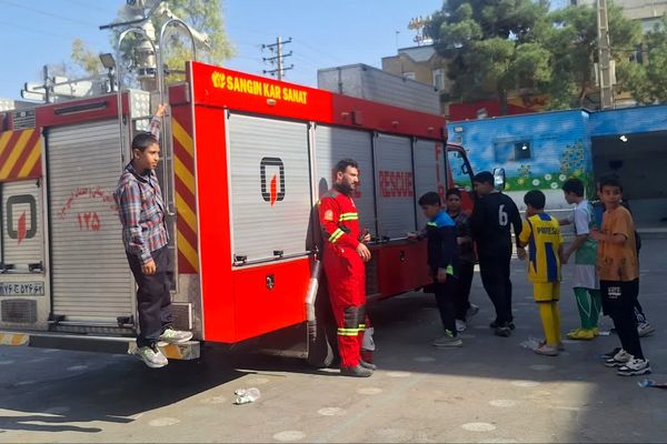 آموزش توسط آتش‌نشانان در دبستان معارف ۶