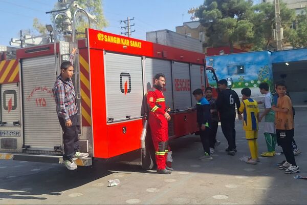 آموزش توسط آتش‌نشانان در دبستان معارف ۶