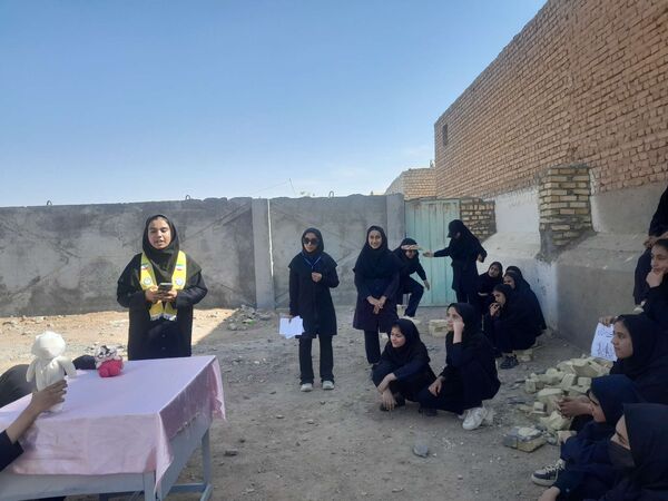 اجرای نمایش عروسکی به مناسبت هفته تربیت بدنی در دبیرستان مادرمهربان خلیل آباد