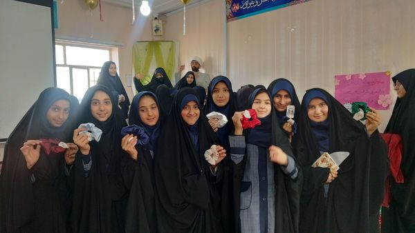 روز شاد و خاطره‌انگیز دانش‌آموزان در دبیرستان شاهد تکتم