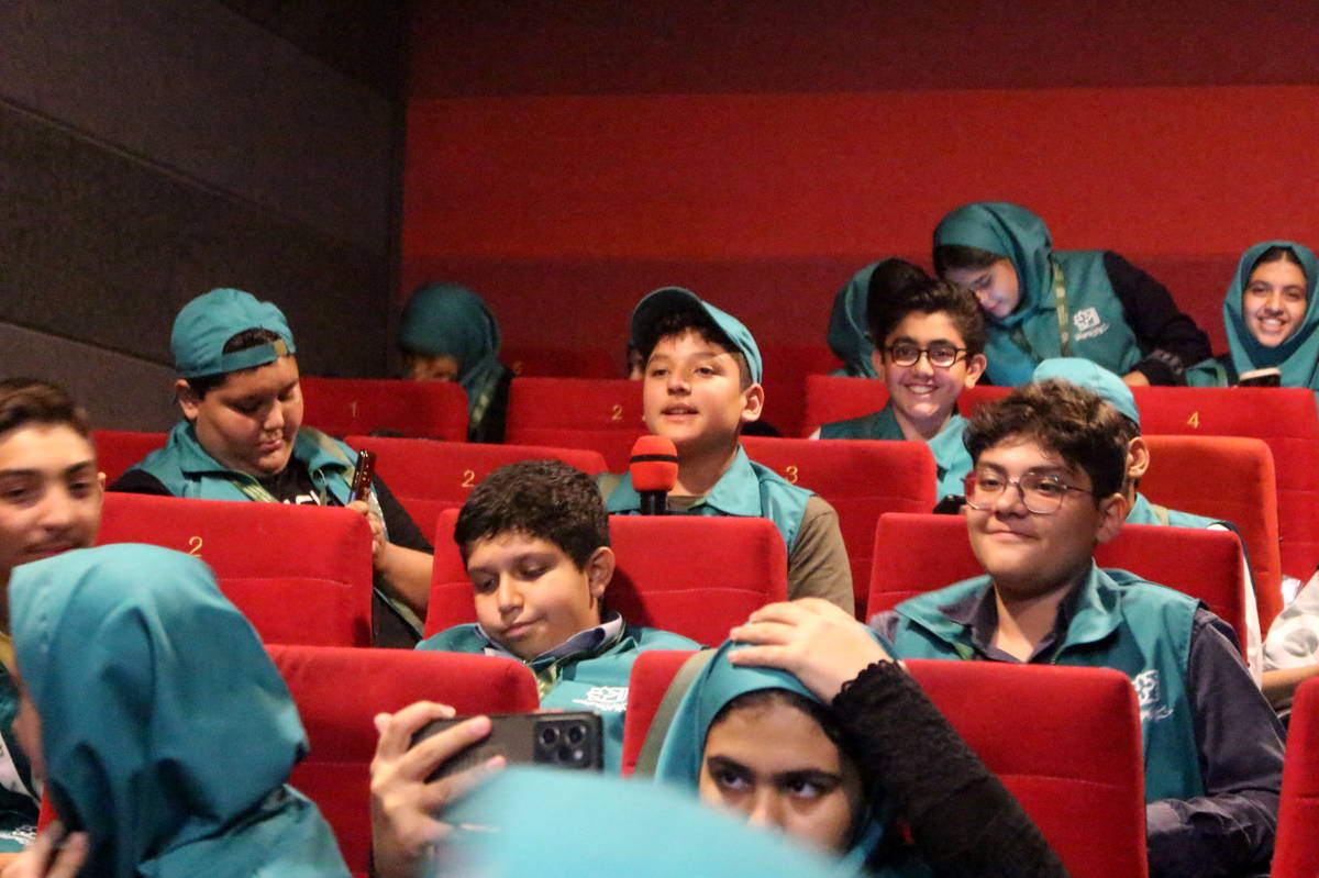 پرواز پروانه‌های زرین در آسمان نصف جهان