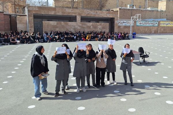 جشن ۲۲ بهمن در دبیرستان شهیدان اسماعیلی‌منش