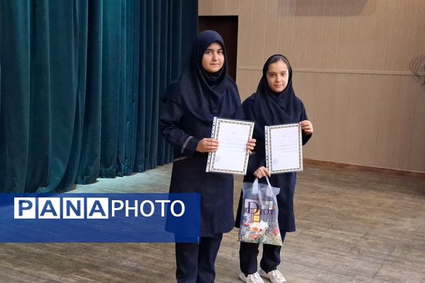 تجلیل از دانش‌آموزان رتبه‌های برتر دبیرستان پویش ناحیه 3 شیراز 