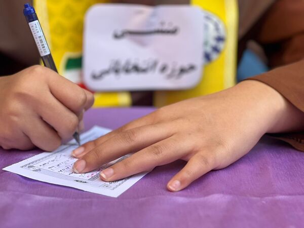 انتخابات پرشور شورای دانش‌آموزی در مدرسه صالح ادیب