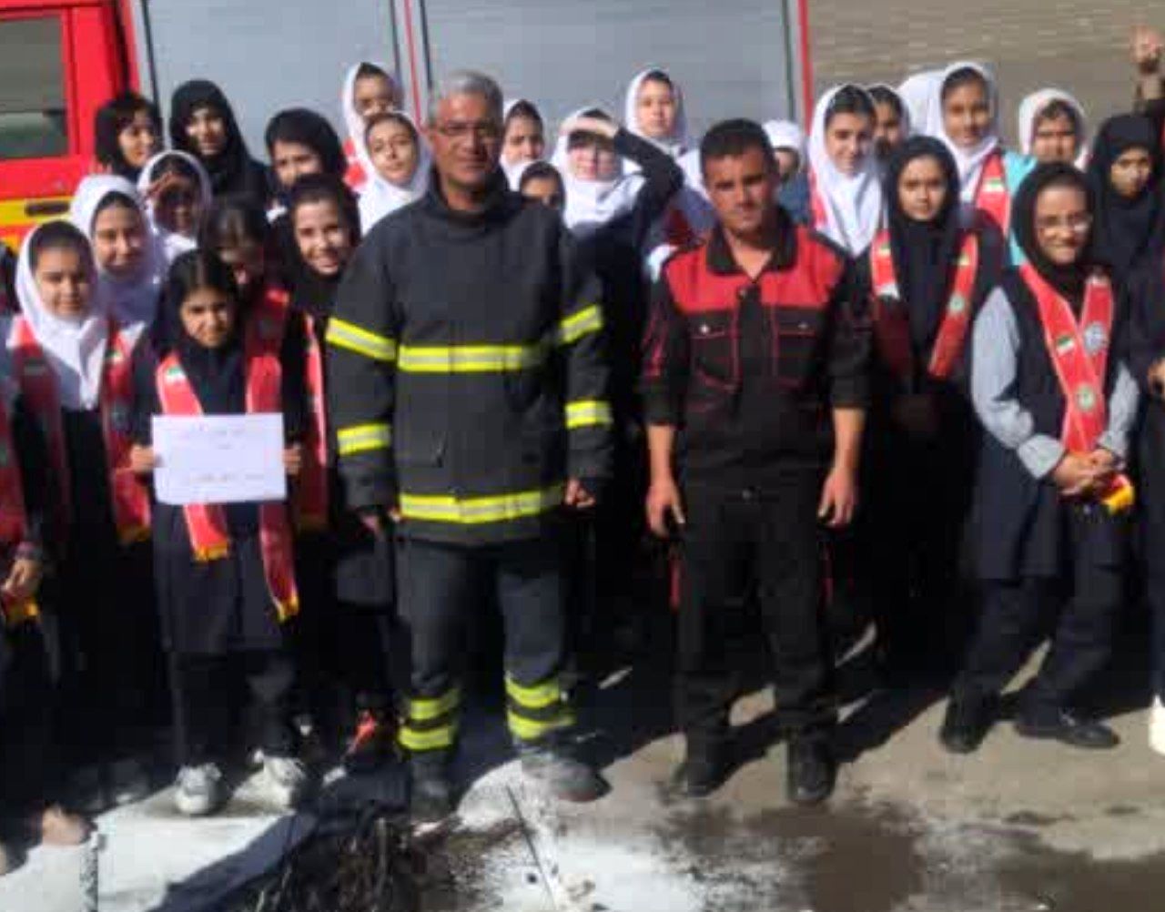 پرچم ایمنی در دبستان شهید افتخاری توسط پیشتازان برافراشته شد