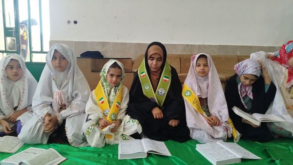 اعتکاف دانش‌آموزی در مسجد امام حسین(ع) روستای تپه‌گجی منطقه بیرانوند 