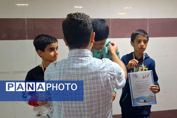 مراسم تقدیر از دانش‌آموزان مقام‌آور در مسابقات شنا در شیراز 