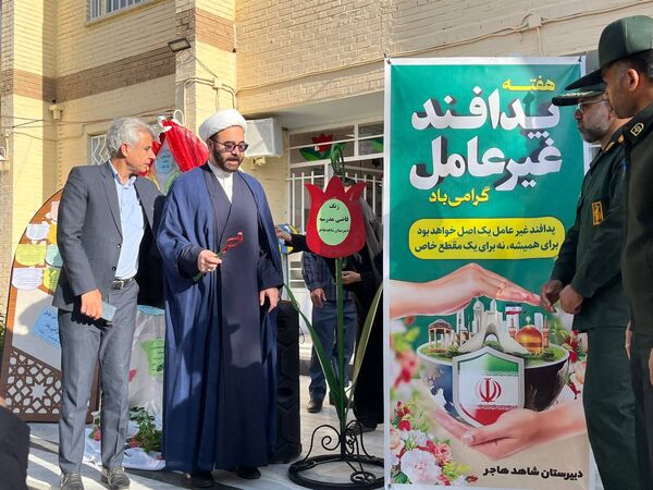 بزرگداشت هفته پدافند غیر عامل در دبیرستان شاهد هاجر