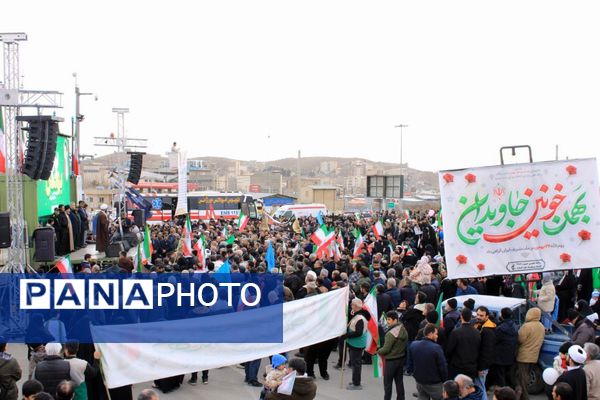 حضور گسترده اقشار مختلف مردم پردیس در راهپیمایی ۲۲ بهمن