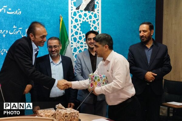 بزرگداشت هفته معلم و تقدیر از خدمات ارزنده مشاوران در بهارستان‌دو