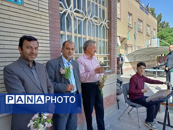 مراسم تقدیر از دبیران دبیرستان نمونه آیت الله خامنه‌ای