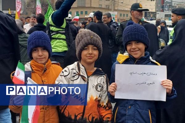 حضور اقشار مختلف مردم شهرری در راهپیمایی ۲۲ بهمن
