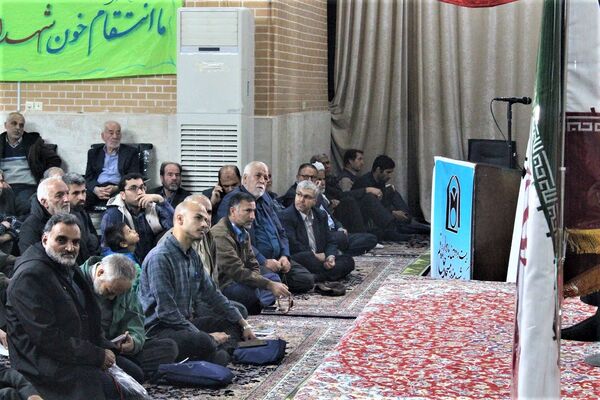 استقبال نوجوانان از غرفه‌های یادواره شهدای مسجد جامع قم