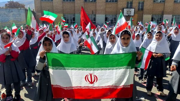 یک پرچم، یک نقشه، یک صدا: همبستگی و عشق به وطن در مدرسه پروین اعتصامی شازند