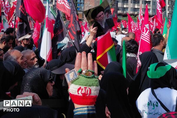 حضور پرشور جمعی از قوم بختیاری لردگان در آیین تشییع رهبر در میدان انقلاب تهران

