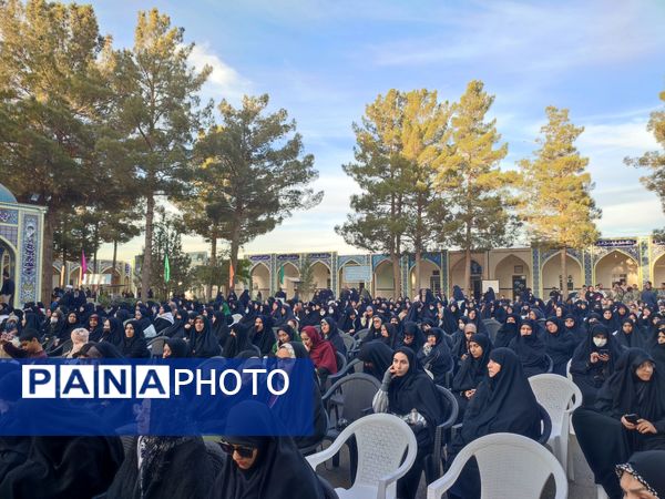 غبارروبی و عطرافشانی گلزار مطهر شهدا در نیشابور 