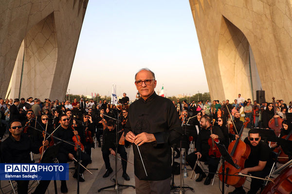 اجرای ارکستر سمفونیک تهران در میدان آزادی