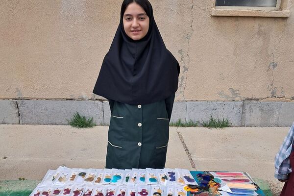 برگزاری بازارچه صنایع دستی و غذا در دبیرستان‌ حضرت‌ معصومه (س) شهرستان فیروزکوه