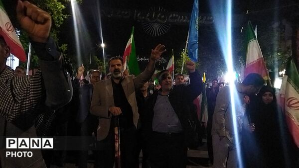 برای پنجاه و یکمین شب حسینیه امام شاهد حماسه مردم شد 