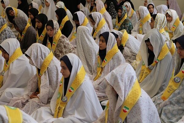اقامه نماز جماعت در اردوی طرح تمشک در اردبیل