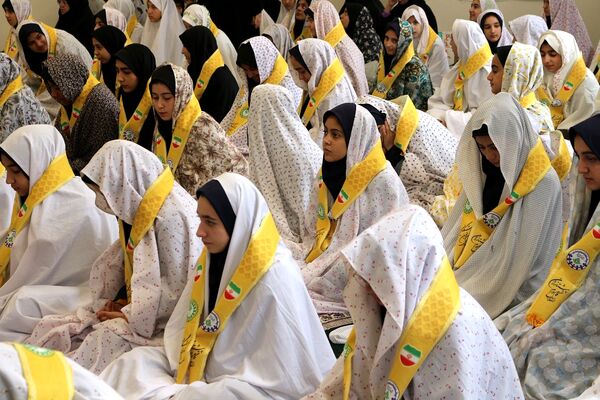 اقامه نماز جماعت در اردوی طرح تمشک در اردبیل