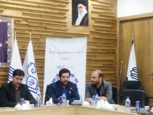 نشست مدیرکل اداره نوسازی مدارس استان اصفهان با دانش‌آموز خبرنگاران پانا 
