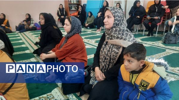 نشست صمیمی انجمن و اولیا پایه هفتم در دبیرستان فرهنگیان ناحیه۷ مشهد