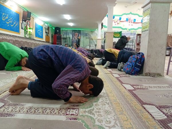 اقامه نماز جماعت ظهر توسط دانش آموزان مدرسه شهید نوروز علی حسینی 