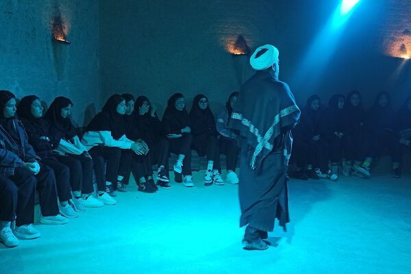 بازدید دانش‌آموزان دبیرستان یادگار امام از کوچه‌های بنی‌هاشم