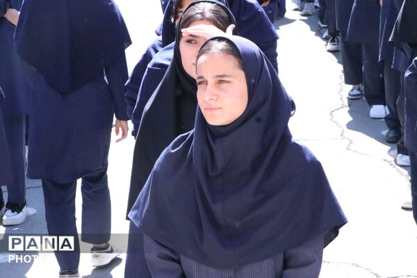 مراسم هفته دفاع مقدس با شروع سال تحصیلی جدید در بهارستان‌دو