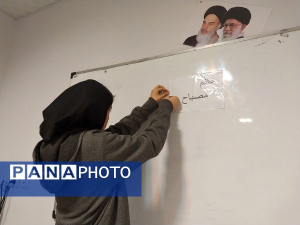 جلسه اولیا مربیان و تحویل کارنامه در دبیرستان سرافرازان