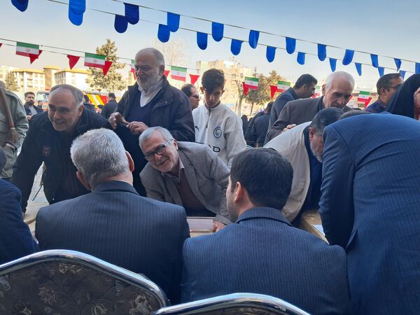 برپایی میز خدمت در نمازجمعه ملارد؛ حل سریع مشکلات مردم در حاشیه نمازجمعه