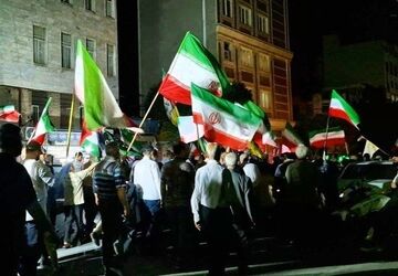 ملت ایران همچنان پای کار هستند 