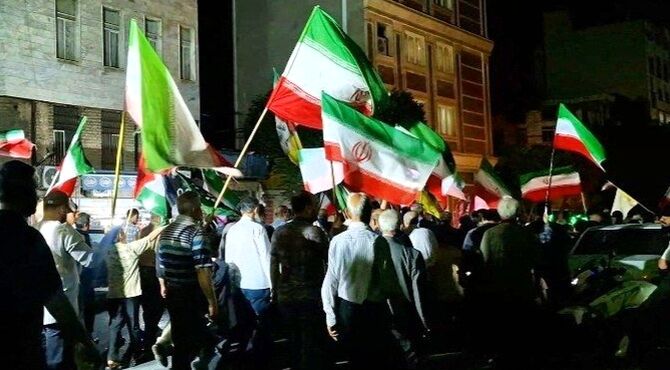 ملت ایران همچنان پای کار هستند 