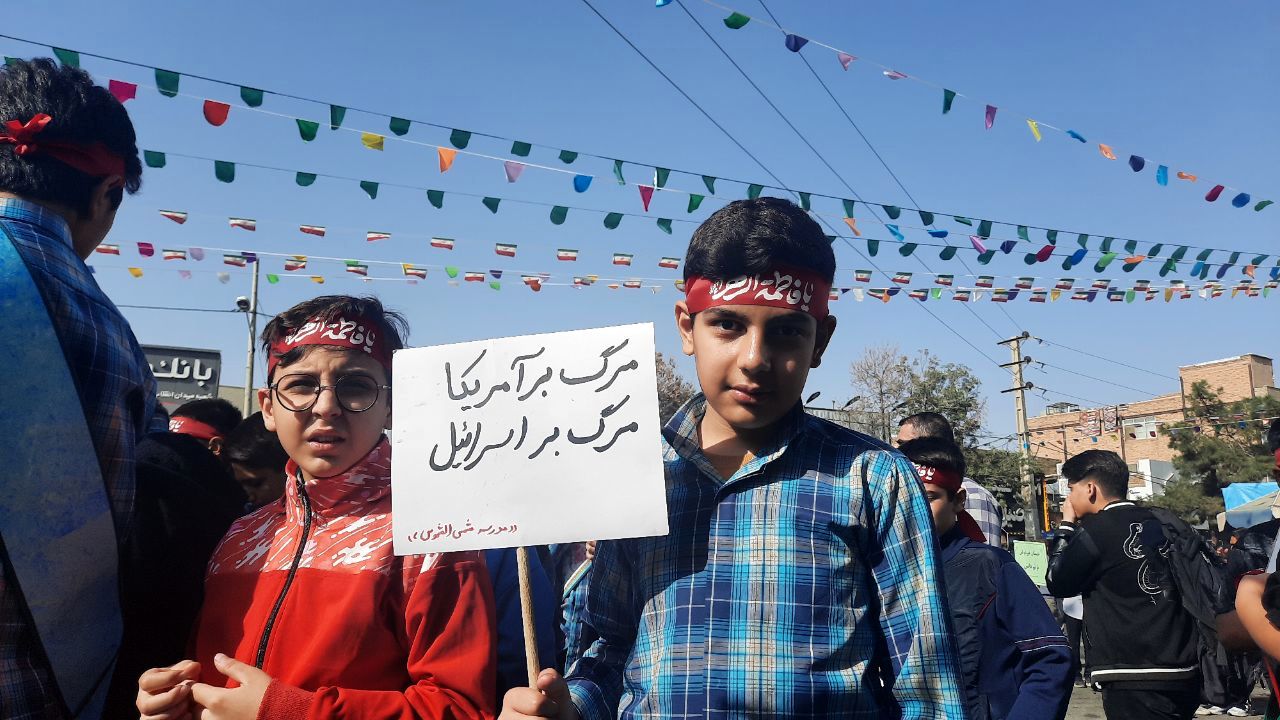 راهپیمایی پرشور دانش آموزان ساوجی در یوم الله ۱۳ آبان