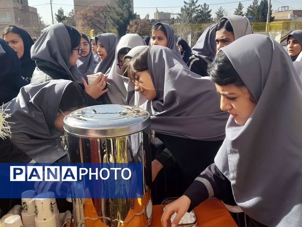 برپایی چایخانه به مناسبت میلاد امام عصر(عج)در دبیرستان نمونه وکیلی ۱۰