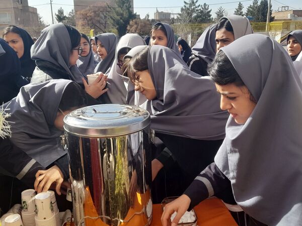 برپایی چایخانه به مناسبت میلاد امام عصر(عج)در دبیرستان نمونه وکیلی ۱۰